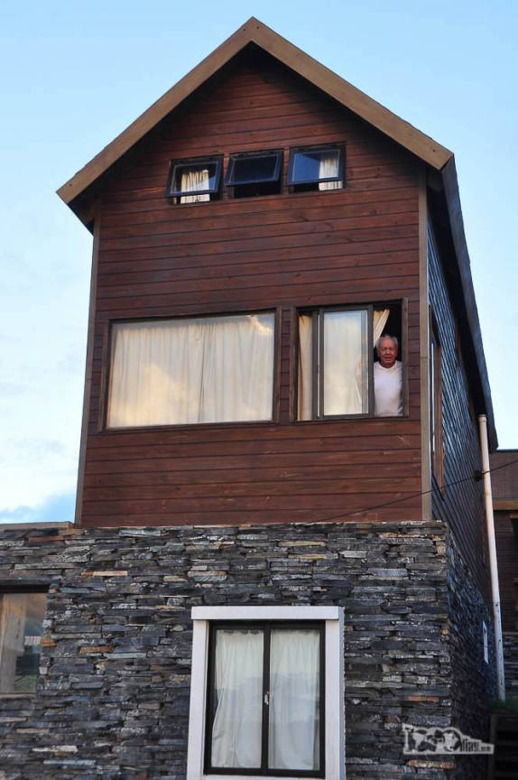 O Joca acena de sua janela na nossa casa na Punta del Diablo, no litoral do Uruguai